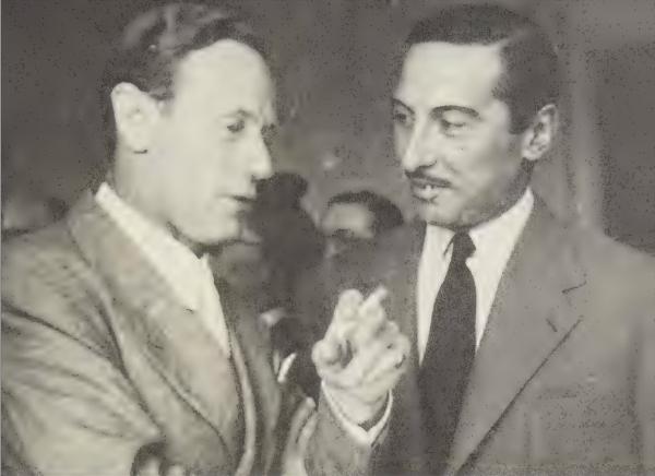 Leslie Howard (kiri) berbincang dengan aktor Spanyol Hierro Nieto saat menghadiri sebuah acara di Madrid. (Ronald Howard, In Search of My Father).