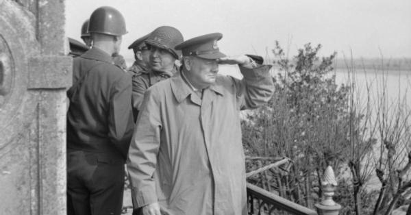 PM Inggris Sir Winston Leonard Spencer Churchill memantau pasukannya menyeberangi Sungai Rhine (Imperial War Museum/IWM)