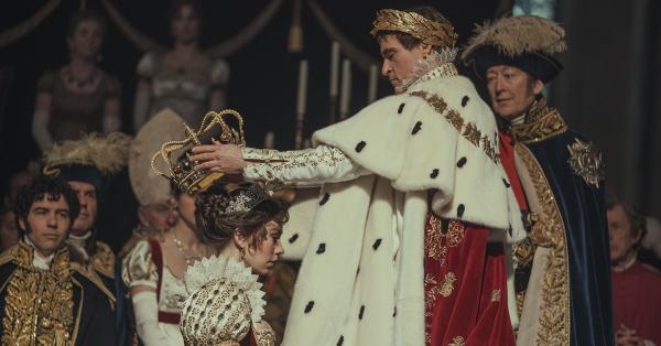 Adegan Napoleon mendaulat dirinya sebagai kaisar dan Joséphine sebagai permaisuri (napoleon.movie)
