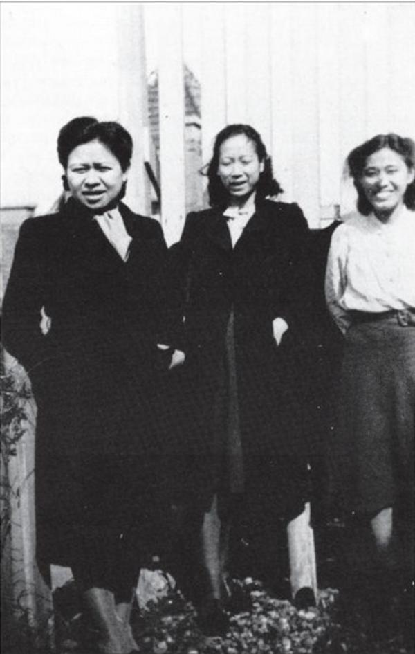 Evie Poetiray (kanan) berfoto bersama Toeti Soedjanadiwirja (kiri) dan Soetiasmi Soejono (tengah). (Harry A. Poeze, Di Negeri Penjajah: Orang Indonesia di Negeri Belanda, 1600-1950).