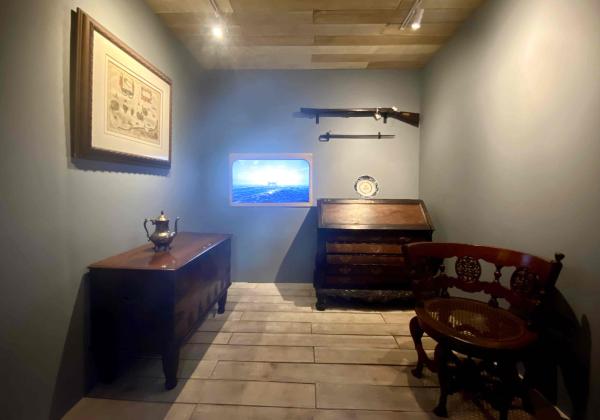 Penampakan instalasi berjudul Rumah di Tengah Lautan yang merupakan hasil rekonstruksi dari gambar yang dibuat oleh Jan Brandes pada tahun 1780-an. (Amanda Rachmadita/Historia.ID).