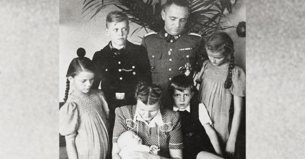 Rudolf Höss dan keluarganya ikut tinggal dekat Auschwitz. (IFZ).