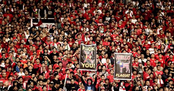 Salah satu aksi provokatif suporter Indonesia terhadap Malaysia di laga Indonesia vs Malaysia (Foto: Fernando Randy/HISTORIA)
