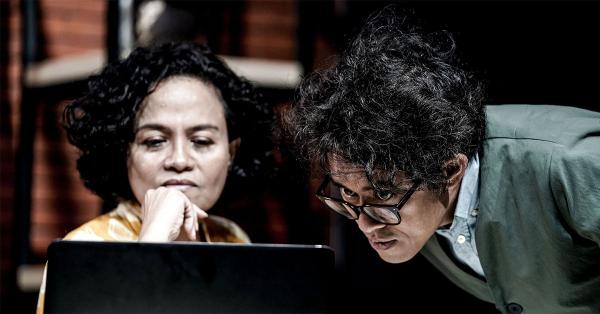 Mira Lesmana dan Riri Riza tampak serius membaca hasil tes DNA milik mereka. (Fernando Randy/Historia).