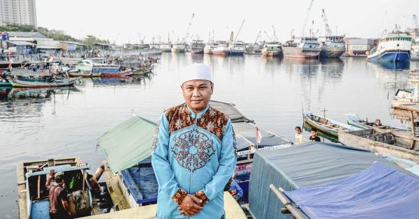 Ustaz Wahyu Alimudin berpose di belakang pelabuhan Sunda Kelapa. (Fernando Randy/Historia.id).
