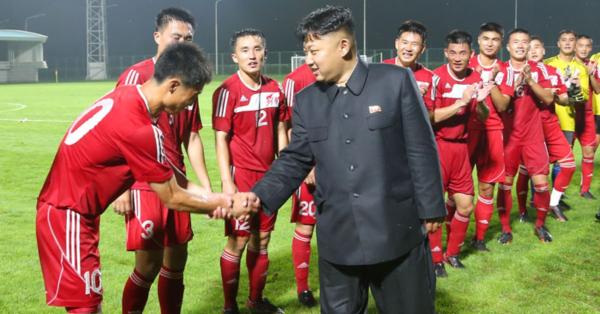 Kim Jong-un saat hendak menikmati laga salah satu klub terbesar Korut, 4.25 (tim April) (Foto: Rodong Sinmun)