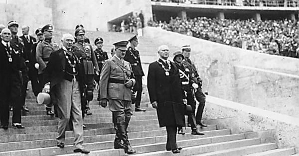 Reichkanzler Adolf Hitler saat membuka Olimpiade Berlin 1936 (Foto: collectifhistoirememoire.org)