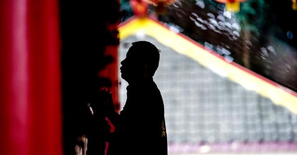 Umat yang sedang berdoa di Sam Poo Kong. (Fernando Randy/Historia).