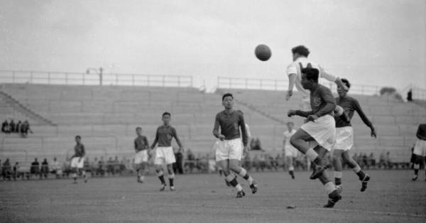 Partai perempatfinal Olimpiade 1956 antara Uni Soviet vs Indonesia yang berkesudahan 0-0 (nla.gov.au)
