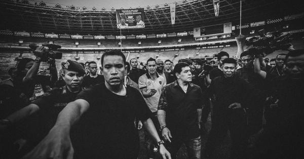 Pengawalan ketat ketika Diego Maradona sampai di Gelora Bung Karno pada 2013 silam. (Fernando Randy/Historia.id).