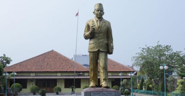 Sosok MH Thamrin yang diabadikan dalam patung di depan Museum MH Thamrin di Jl. Kenari Jakarta Pusat (Foto: beritajakarta.id)