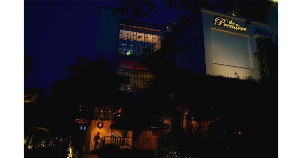 Seorang pengunjung melintas di kawasan bioskop Metropole. (Fernando Randy/Historia.id).