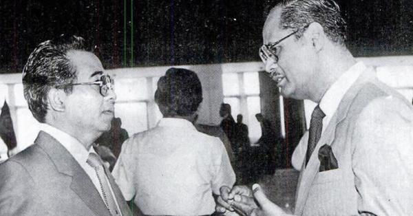 Azwar Anas (kiri). (Repro Azwar Anas: Teladan dari Ranah Minang).