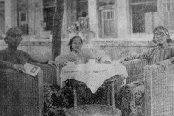 Foto A.R. Baswedan memakai baju beskap atau surjan dan blangkon yang memuat geger masyarakat Arab di Indonesia.