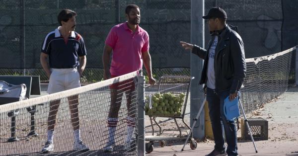 Sutradara Reinaldo Marcus Green (kanan) saat memberi instruksi pada para pemerannya (Warner Bros. Pictures)