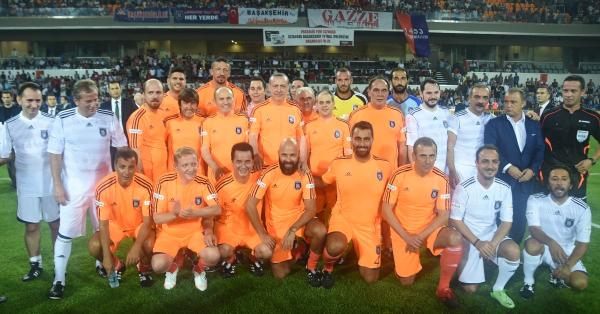 Erdogan di tengah-tengah dua tim dalam laga eksebisi pada 2014 di mana ternyata skill sepakbolanya masih tersisa dengan mencetak trigol (Foto: ibfk.com.tr)