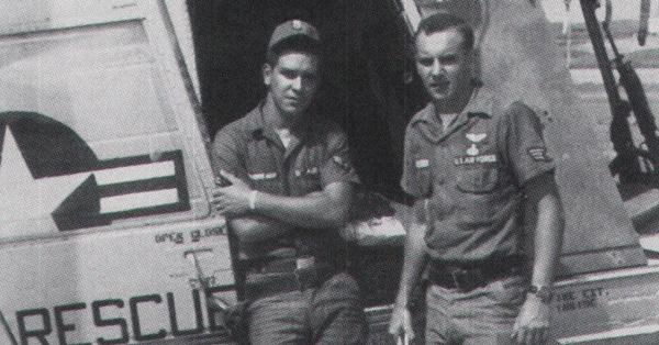 A2C Roy A. Boudreaux (kiri) & A1C Bill Pitsenbarger sebelum Pertempuran Cam My (Foto: The Airmen Memorial Museum)
