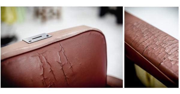 Bangku yang sudah usang seakan menunjukan umur pangkas rambut Ko Tang. (Fernando Randy/Historia).