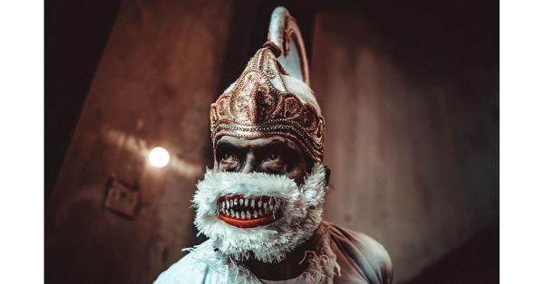 Sang Hanoman beraksi di tengah Kota Lama. (Fernando Randy/Historia).