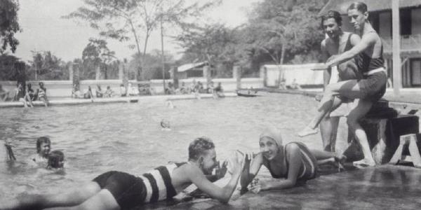 Kolam renang Tjihampelas di Bandung, 1930-1935. (Tropenmuseum).