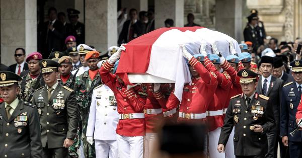 Jenazah BJ Habibie saat tiba di Taman Makam Pahlawan Kalibata. (Foto:Fernando Randy/Historia)
