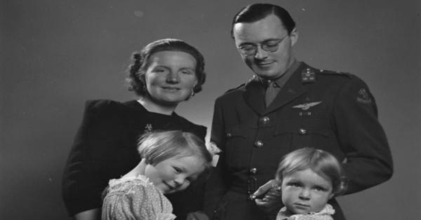 Pangeran Bernhard dan Putri Juliana bersama kedua putrinya, Putri Beatrix dan Putri Irene (Bibliothèque et Archives Canada)