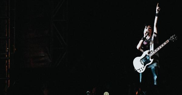 Suara unik nan khas adalah salah satu andalan Dolores dalam bernyanyi. (Fernando Randy/Historia).