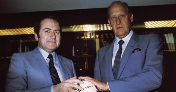 Sepp Blatter (kiri) yang menjadi tangan kanan Jean-Marie Faustin Godefroid 'João' de Havelange (nationaalarchief.nl)