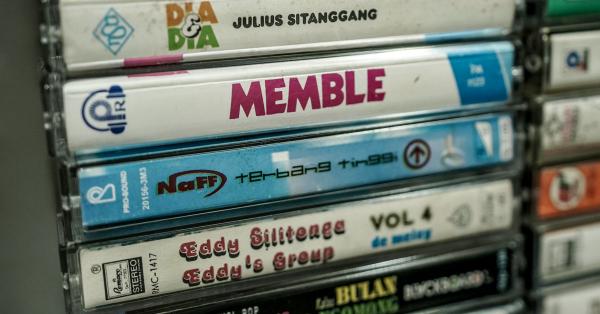 Berbagai album yang ada di kios milik Ridwan di Blok M. (Fernando Randy/Historia.id).