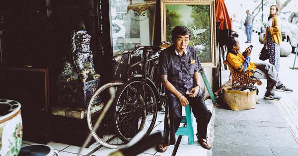 Salah satu toko yang menjual pernak-pernik dari zaman dulu. (Fernando Randy/Historia).