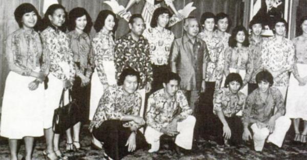 Tim All England saat diterima Presiden Soeharto. (Repro Panggil Aku King).