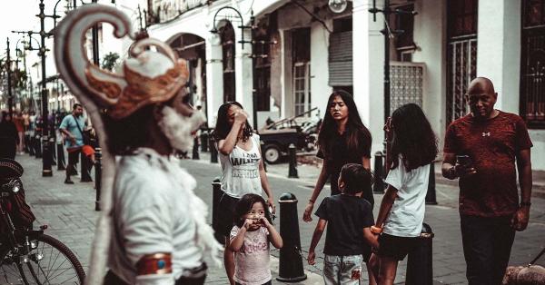 Para pengunjung menyaksikan sang Hanoman. (Fernando Randy/Historia).