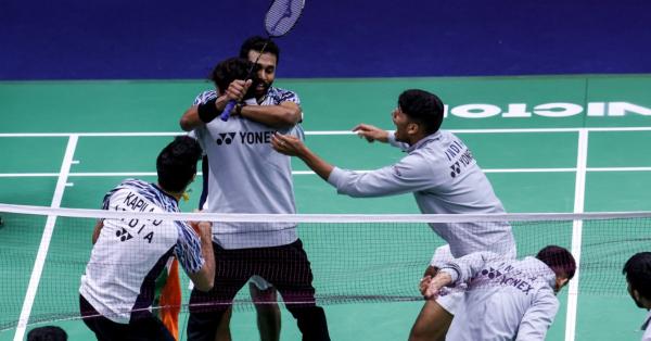 Prannoy Haseena Sunil Kumar yang disambut pelukan rekan-rekannya (bwfbadminton.com)