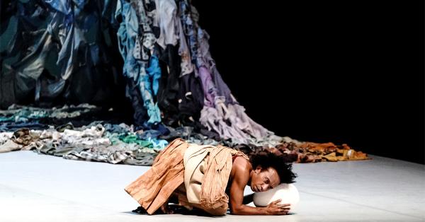 Laki-laki yang selamat dari tsunami menemukan sebuah telur. Diperankan oleh Boogie Papeda. (Fernando Randy/Historia).