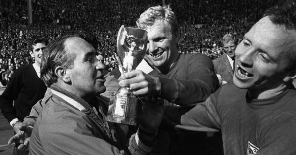Si "Macan Ompong" Nobby Stiles (kanan) saat mengelu-elukan Trofi Jules Rimet. (manutd.com).