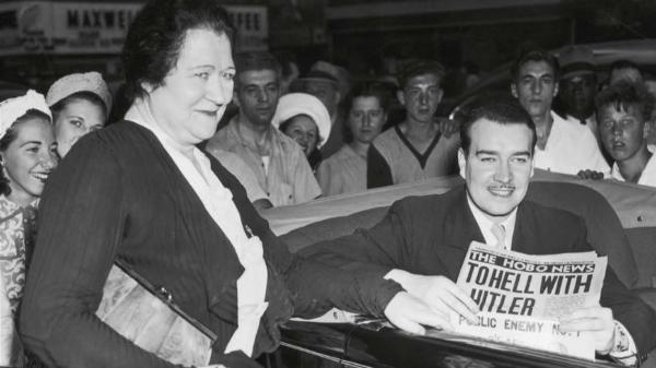 Brigid mengucapkan selamat tinggal kepada putranya, William Patrick, di luar Hotel Astor, New York, 29 Juni 1941. (David Gardner, The Hitler Bloodline).