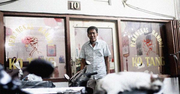 Seorang pelanggan keluar dari Ko Tang usai di cukur dan dibersihkan telinga di Ko Tang. (Fernando Randy/Historia).