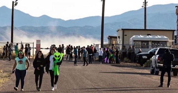 Para pemburu alien mendatangi basis militer rahasia Area 51 (Foto: Facebook "Storm Area 51: They Can't Stop All of Us")