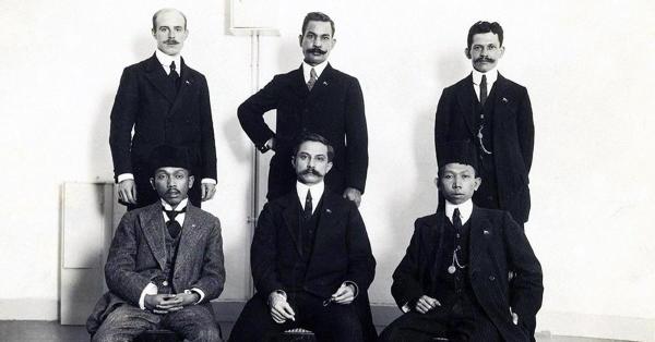 Tjipto Manoenkoesoemo duduk paling kiri (KITLV)