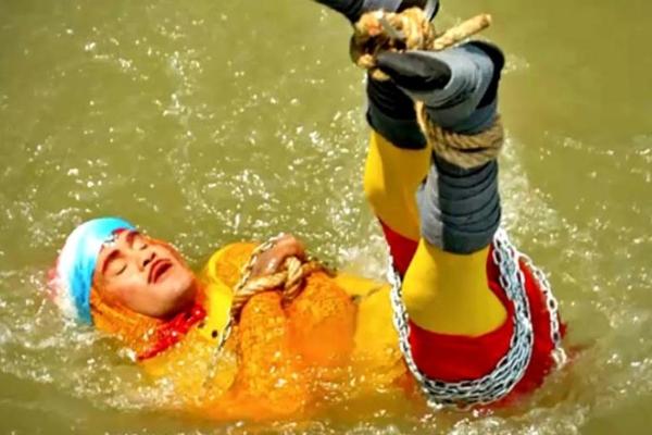 Chanchal Lahiri melakukan trik sulap Houdini yang mengakhiri hidupnya. (Youtube Tuitealo).