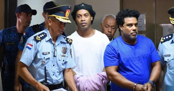 Dinho (berkaus putih) bersama kakaknya, Roberto de Assis Moreira kala digiring petugas keamanan akibat 'ke-gep' masuk Paraguay pakai paspor palsu (Foto: Twitter @Mafipe)
