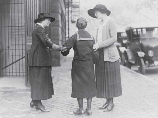 Potret polisi wanita sekitar tahun 1910-an. Tugas utama polwan adalah mencegah kenakalan di kalangan gadis-gadis muda di jalanan kota. (Erika Janik, Pistols and Petticoats: 175 Years of Lady Detectives in Fact and Fiction).