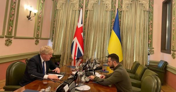 Pembicaraan serius PM Johnson dan Presiden Zelenskyy usai menyapa warga kota Kyiv (Twitter @UkrEmbLondon)