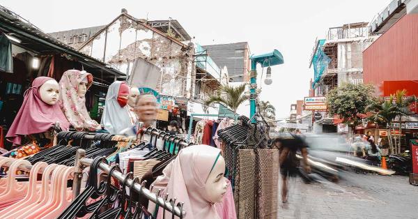 Berbagai pedagang di Pasar Baru saat ini. (Fernando Randy/Historia.id).