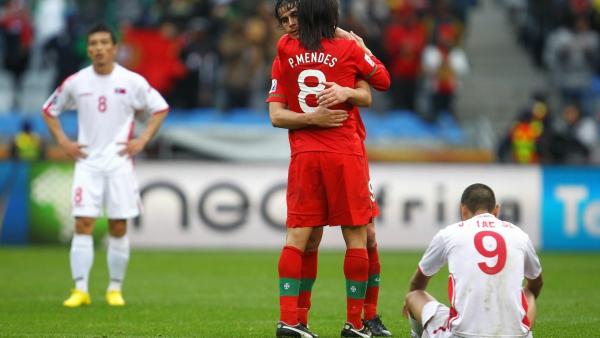 Jong Tae-se (kanan bawah) terkulai lemah setelah Korut dipermak 0-7 oleh Portugal di Piala Dunia 2010 (Foto: fifa.com)