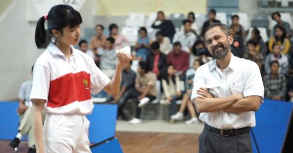 Lukman Sardi (kanan) sebagai teknokrat olahraga Mangombar Ferdinand Siregar (Foto: Instagram @lukmansrd)