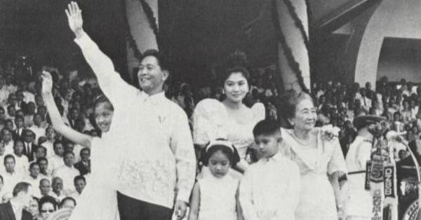 Ferdinand Marcos didampingi keluarganya saat dilantik sebagai Presiden Filipina ke-10 pada 1965 (malacanang.gov.ph)