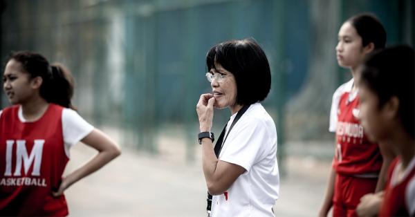 Di usia yang tak lagi muda, Julisa M. Rastafari masih setia memoles bibit-bibit muda basket putri Indonesia Muda (Foto: Fernando Randy/HISTORIA)