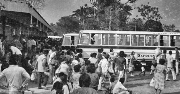 Suasana mudik tahun 1977 di Pulo Gadung. (Perpusnas RI).