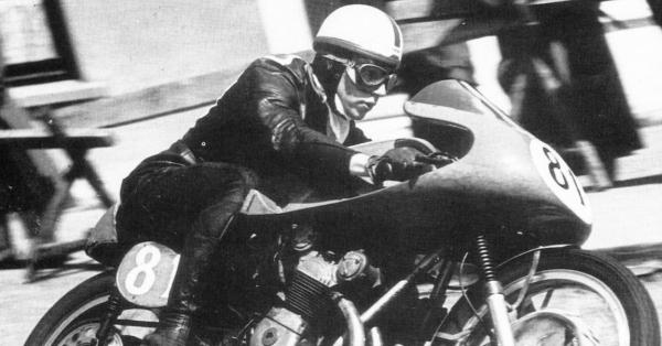 John Surtees di ajang MotoGP yang dahulu masih bernama Kejuaraan Dunia FIM (Foto: motogp.com)